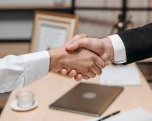 stretta di mano in ufficio. la grafologia per migliorare le dinamiche tra dipendenti e manager