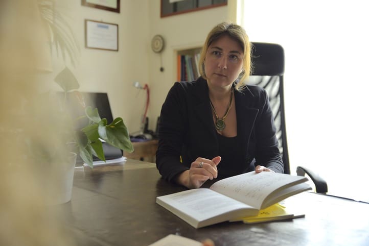 beatrice angeloni nel suo ufficio effettua una consulenza grafologica aziendale per un manager
