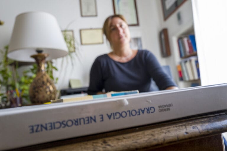 Beatrice angeloni nel suo studio con libro in primo piano