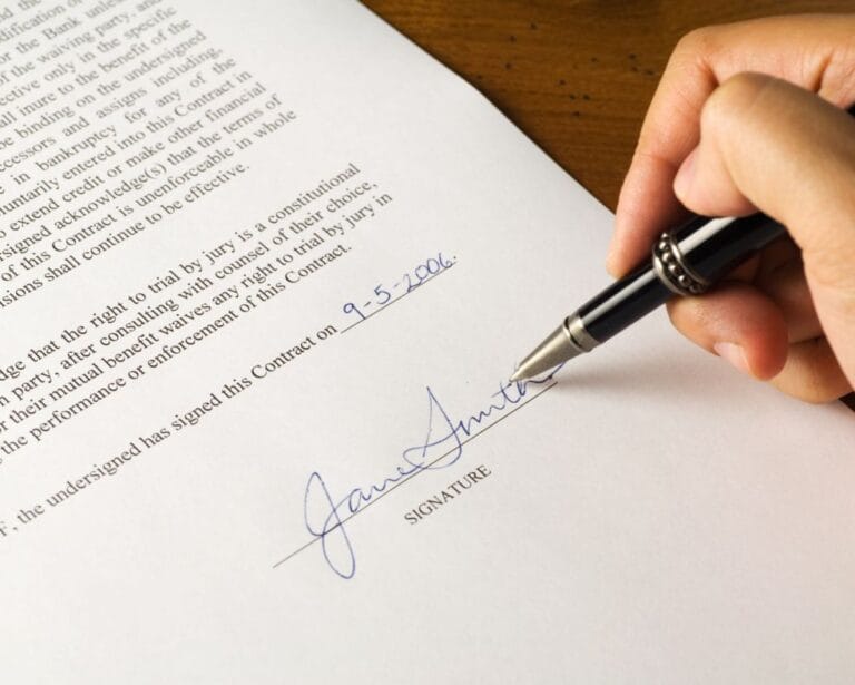 mano che firma un documento. perizia su firme